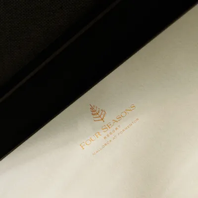 9 4 S A4 detalle logo