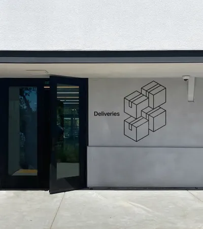 12 Mucho Encodia Office Delivery Door