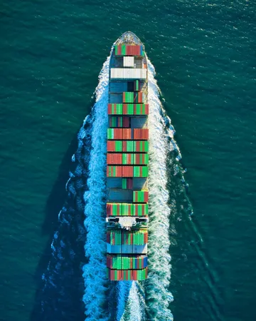Prewave Container Ship Un Splash
